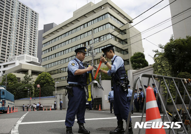 ▲ 대북제재 위반혐의로 조총련 본부를 압수수색 중인 日경찰. 최근 한국 외교부는 조총련과 연관이 깊은 조선적 재일교포의 입국 자격을 대폭 완화했다고 한다. ⓒ뉴시스. 무단전재 및 재배포 금지.