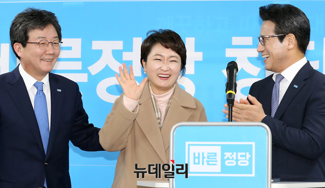 ▲ 창당 1주년 기념식에 참석한 유승민 대표, 국민의당 이언주 의원, 정병국 전 대표 (왼쪽부터). ⓒ뉴데일리 공준표 기자