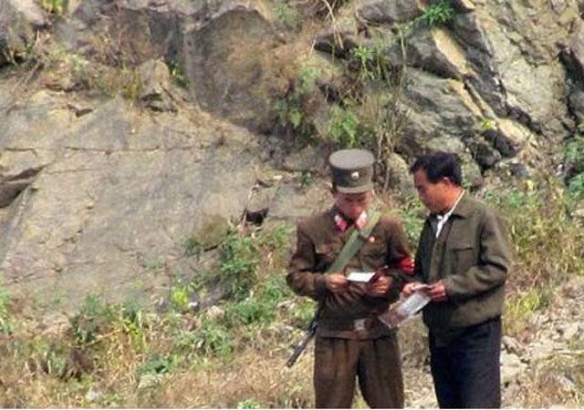 ▲ 북한이 1월 20일부터 2월 20일까지를 '특별경비기간'으로 선포했다고 한다. 사진은 지나가는 행인을 검문하는 북한군. ⓒ북한전문매체 '뉴포커스' 화면캡쳐.