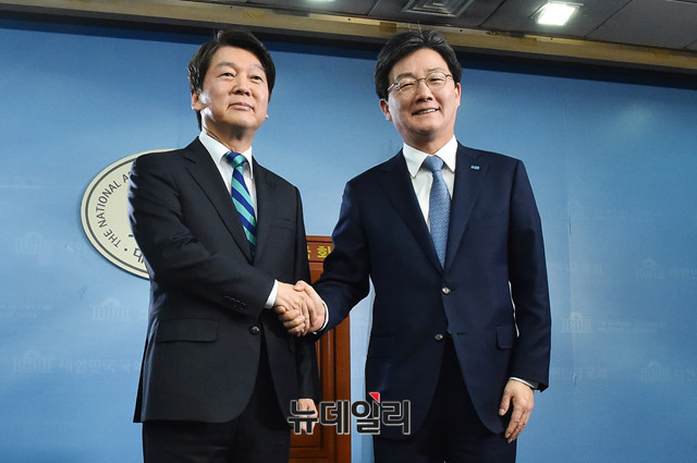 ▲ 국민의당 안철수 대표와 바른정당 유승민 대표가 18일 오전 국회 정론관에서 통합 공동선언문 발표 후 악수를 나누고 있다. ⓒ뉴데일리 이종현 기자