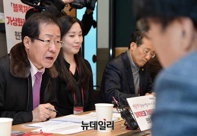 ▲ 자유한국당 홍준표 대표가 24일
 오후 강남구 테헤란로에 있는 창업소통라운지에서 블록체인 및
 암호화폐 업계 관계자들을 만나 이야기하고 있다. ⓒ뉴데일리 공준표 기자