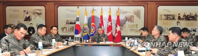 ▲ 남 계룡대 안중근 장군실에서 열린 '2017년 연말 주요 지휘관회의'에서 김용우 참모총장(가운데)이 육군 개혁방안에 대해 논의하고 있다.
2017.12.15 ⓒ연합뉴스