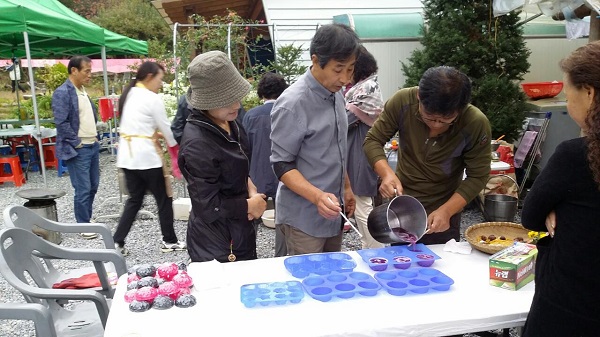 ▲ 지역주민과 동아리 활동을 즐기는 귀농귀촌인.ⓒ단양군