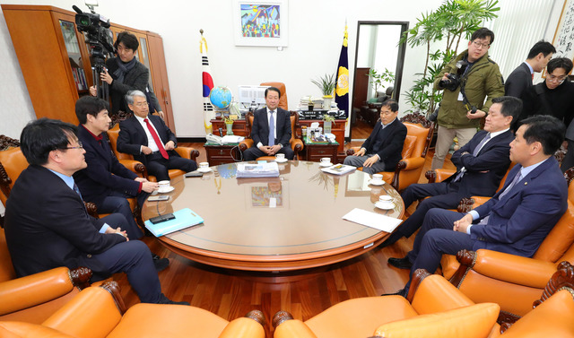 ▲ 24일 오후 서울 여의도 국회 박주선 국회 부의장실에서 국민의당과 바른정당 통합파와 중재파 의원들이 모임을 하고 있다. 왼쪽부터 시계방향으로 송기석, 이용호 의원, 김동철 원내대표, 박주선 부의장, 황주홍, 주승용, 김관영 의원. ⓒ뉴시스