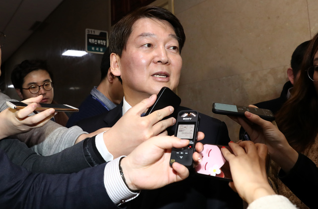 ▲ 24일 오후 서울 여의도 국회 박주선 국회부의장실에서 열린 국민의당 통합 반대파 및 중재파 의원들의 모임에 참석한 안철수 대표가 모임을 마치고 취재진의 질문에 답하고 있다. ⓒ뉴시스