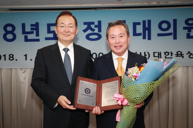 ▲ 이현준 예천군수(오른쪽)가 24일 대한민국 육상발전 공로로 대한육상연맹총회가 주는 특별공로상을 수상했다.ⓒ예천군