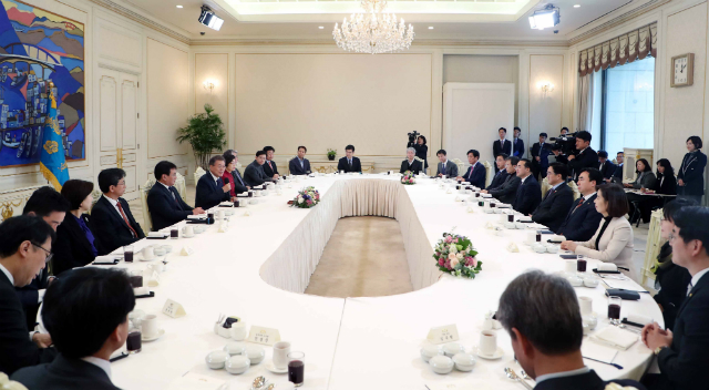 ▲ 더불어민주당 원내지도부가 23일 청와대에서 문재인 대통령과 함께 오찬 회동을 갖고 있다. 이 자리에서는 6·13 지방선거의 영남 권역 승패 문제가 비중있게 논의된 것으로 알려졌다. ⓒ뉴시스 사진DB