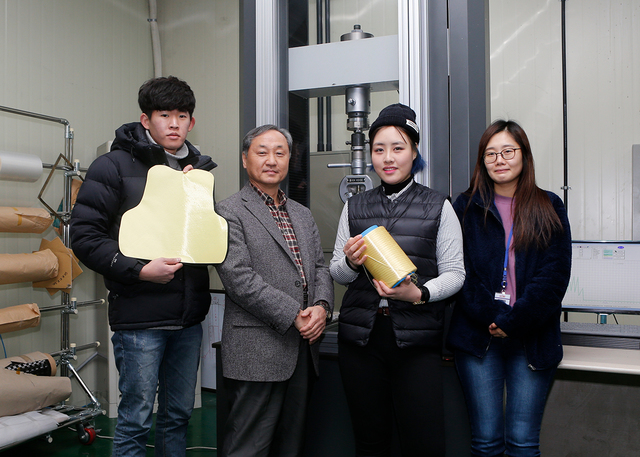 ▲ 영남대 전두환 파이버시스템공학과 교수(왼쪽에서 두번째)연구팀ⓒ영남대학교