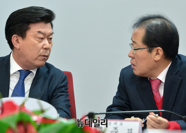 ▲ 자유한국당 홍준표 대표(오른쪽)와 중소기업중앙회 박성택 회장. ⓒ뉴데일리 공준표 기자