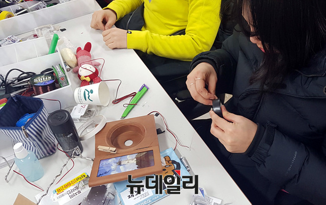 ▲ 폭발물 전문가 정진만교수의 지도로 일반 제품내에 숨기는 훈련용 급조폭발물(IED) 제작 실습을 교육중인 교육생들ⓒ뉴데일리 오세진