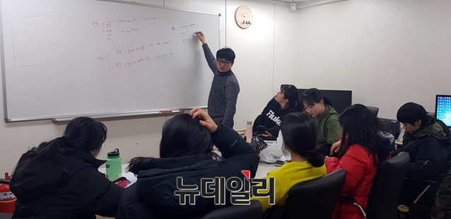 ▲ 폭발물 이론교육을 강의중인 정진만 교수 ⓒ뉴데일리 오세진