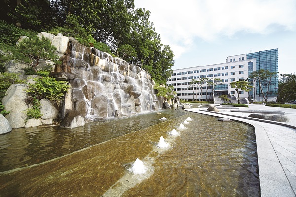 ▲ 청주대 경상대학 앞 폭포.ⓒ청주대