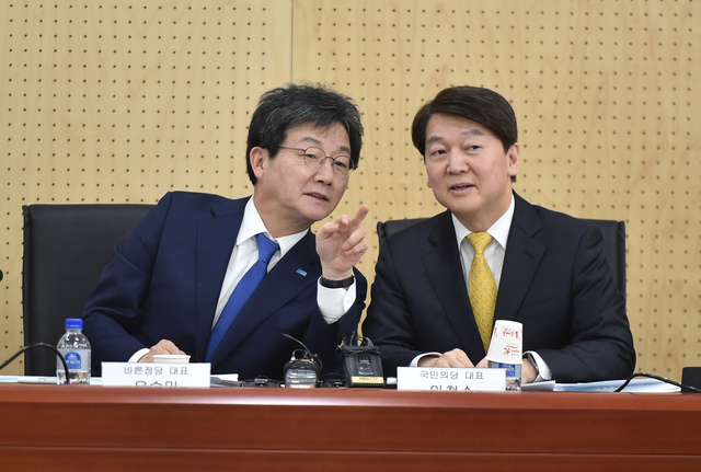 ▲ 유승민 바른정당 대표와 안철수 국민의당 대표가 25일 오후 대구 북구 한국로봇산업진흥원 6층 중회의실에서 열린 '국민통합포럼 정책간담회 로봇산업 및 4차 산업혁명' 토론회에 앞서 대화를 하고 있다. ⓒ뉴시스