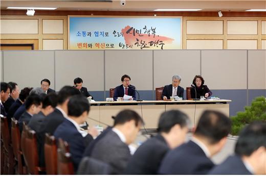 ▲ 권영진 대구시장 등 대구시 간부들이 25일 확대회의를 갖고 있다.ⓒ대구시