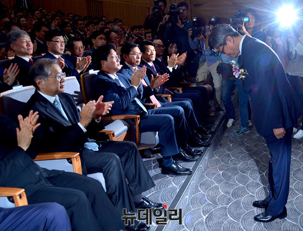 ▲ 김명수 신임 대법원장이 지난해 9월 26일 대법원에서 열린 취임식에 참석해 내빈에게 인사하고 있다. ⓒ뉴데일리 공준표 기자