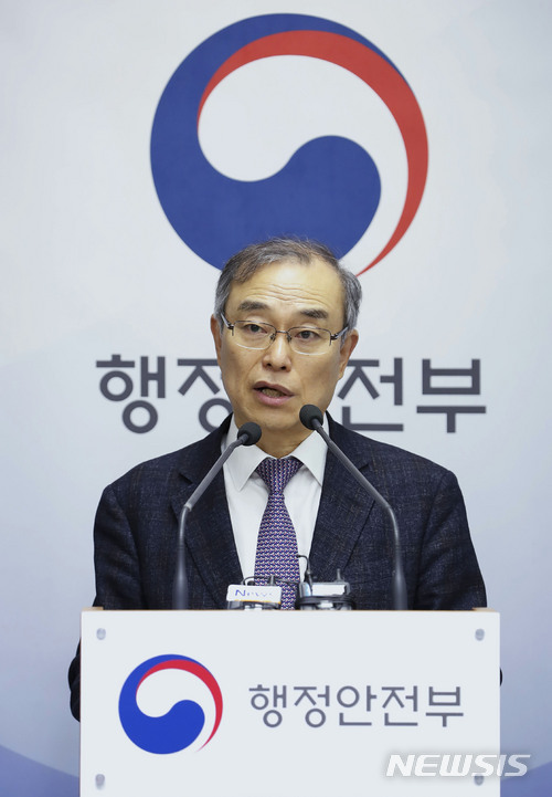 ▲ 안병우 국가기록관리혁신 TF 위원장이 15일 서울 세종로 정부서울청사 행정안전부 브리핑실에서 국가기록관리 혁신 TF 활동결과 브리핑을 하고 있다. ⓒ뉴시스