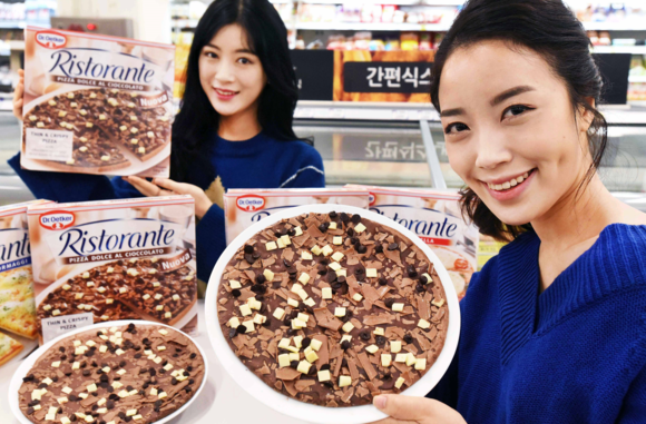 모델들이 25일 서울 등촌동 홈플러스 강서점에서 리스토란테 초콜릿 피자를 들어보이고 있다. ⓒ홈플러스