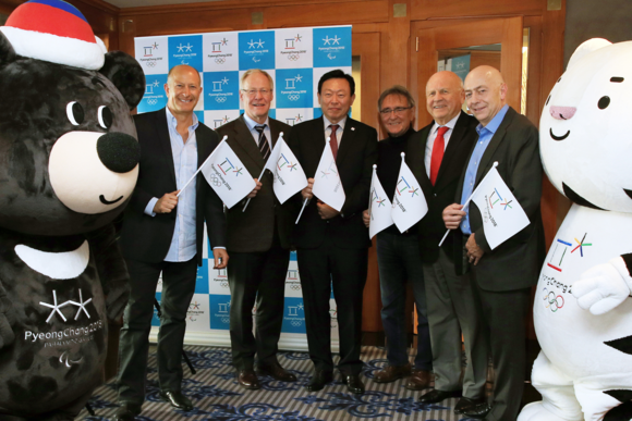 ▲ 롯데그룹 신동빈 회장(왼쪽 3번째)이 지난해 스위스에서 열린 세계스키연맹(FIS) 집행위원 회의에 앞서 환영 만찬에서 집행위원들에게 평창동계올림픽 준비상황을 설명하고 기념촬영을 하고 있다. ⓒ롯데