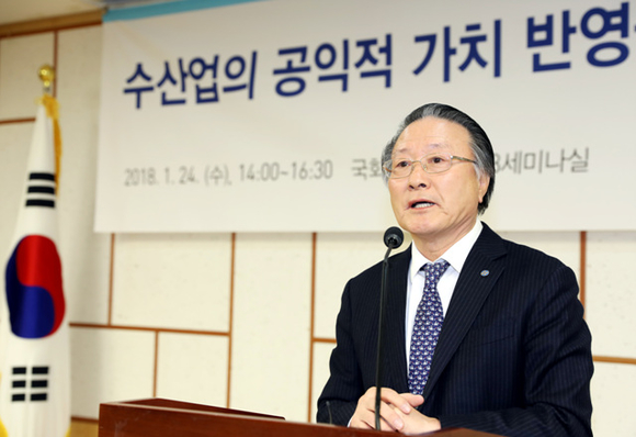 ▲ 국회의원회관에서 열린 수산업의 공익적 가치 반영을 위한 헌법 개정 방향 토론회에 참석한 김임권 한국수산산업총연합회장이 발언하고 있다.ⓒ