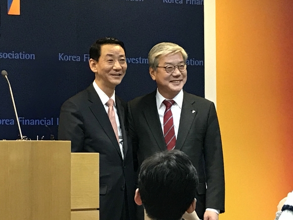 ▲ 왼쪽부터 권용원 금융투자협회장 당선자, 황영기 현 금융투자협회장. ⓒ 뉴데일리