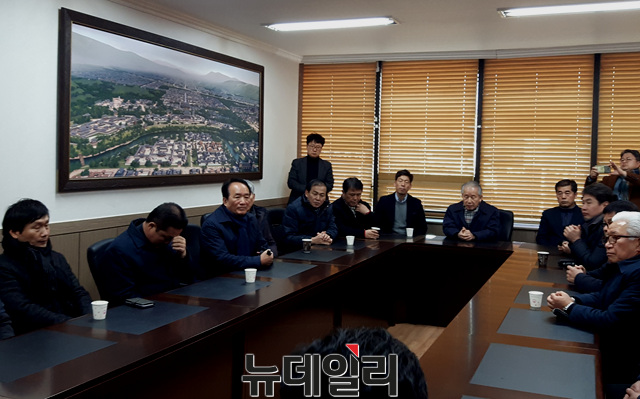 ▲ 한국당 경산당협 관계자 20여명이 26일 오전 11시 한국당 경북도당에서 기자회견을 갖고 공정하고 투명한 조직위원장 선출을 요구했다.ⓒ뉴데일리