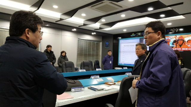 ▲ 바른정당 유승민 대표가 26일 오전 주요 정치인 중 가장 발빠르게 밀양시청 상황실을 찾아 참사 대응 상황을 살피고 있다. ⓒ바른정당 제공