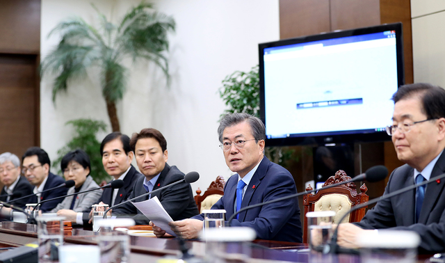 ▲ 문재인 대통령이 수석보좌관 회의를 주재하고 있다. 사진은 지난 22일의 모습이다. ⓒ청와대 제공