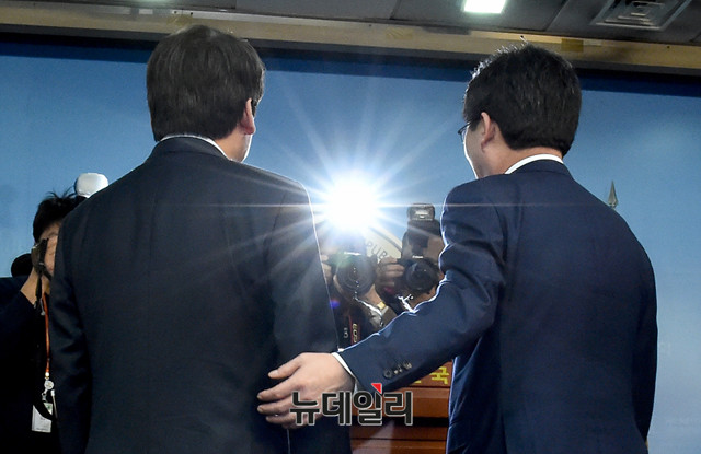 ▲ 국회 정론관에서 통합선언을 한 국민의당 안철수 대표와 바른정당 유승민 대표. ⓒ뉴데일리 이종현 기자