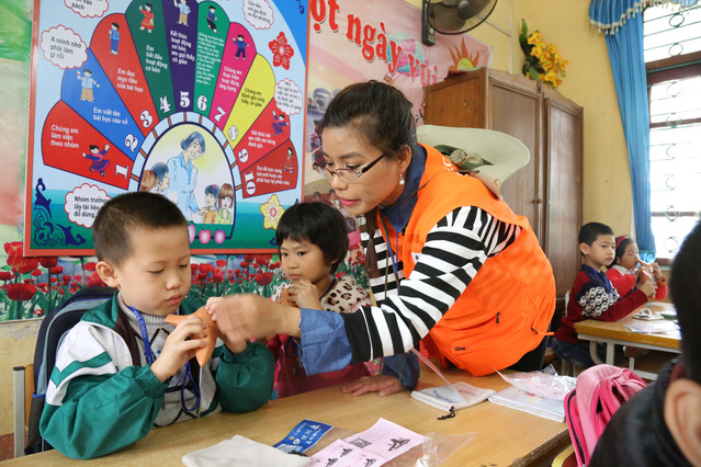 이주여성 한국어다문화학과 원태희 단원이 베트남 어린이에게 오카리나를 교육하는 장면.ⓒ대구사이버대