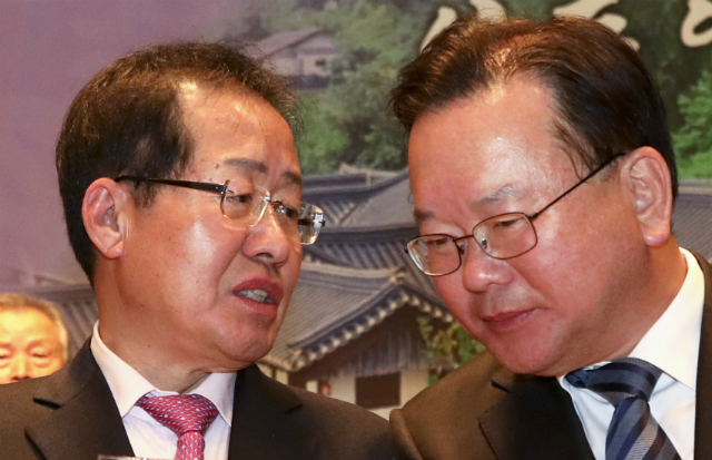 ▲ 자유한국당 홍준표 대표와 더불어민주당 소속 김부겸 행정안전부장관이 지난 8일 재경대구·경북신년교례회에서 만나 대화를 나누고 있다. ⓒ뉴시스 사진DB