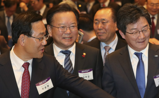 ▲ 자유한국당 주호영 의원과 더불어민주당 소속 김부겸 행정안전부장관, 바른정당 유승민 대표가 지난 8일 열린 재경대구·경북신년교례회에서 만나 담소를 나누고 있다. ⓒ뉴시스 사진DB