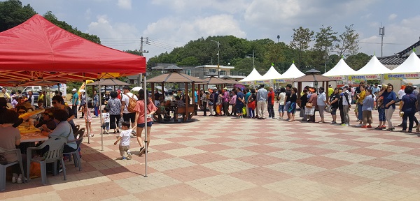 ▲ 지난해 청주 오창미래지공원에서 열린 로컬푸드 직거래장터 모습.ⓒ청주시
