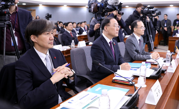 ▲ 조국 청와대 민정수석(왼쪽). ⓒ뉴시스 DB