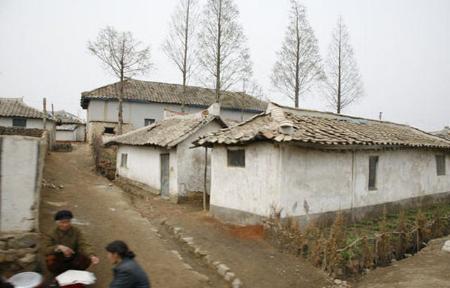 ▲ 북한 지방의 일반 주택. 단열재 등은 거의 쓰이지 않았다. 이런 곳에서 강추위를 견뎌야 한다. ⓒ통일부 블로그 화면캡쳐.