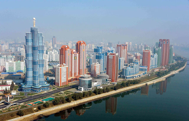 ▲ 평양 대동강변에 늘어선 초고층 아파트들. 화려한 외양과 달리 난방도, 전력공급도 제대로 안 되기 때문에 이곳에 사는 주민들 다수가 겨울이 되면 난방이 되는 곳으로 피한다고 한다. ⓒ北선전매체 화면캡쳐.