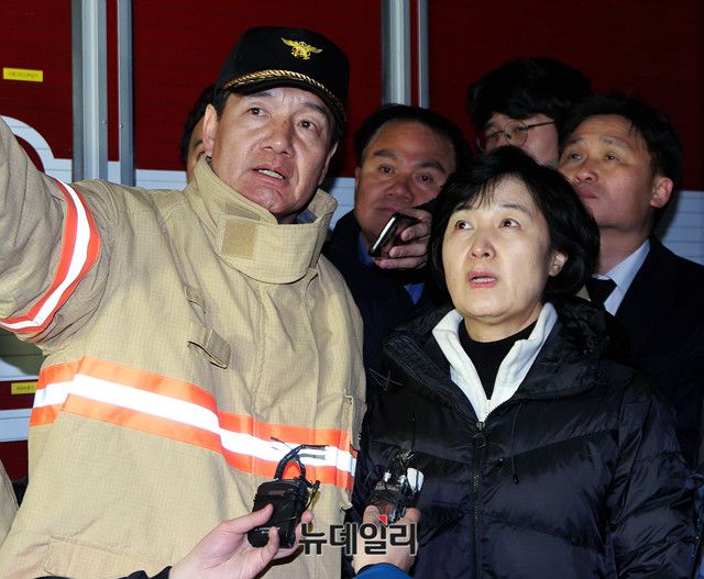 ▲ 더불어민주당 추미애 대표가 26일 저녁 경남 밀양에 도착해 화재참사 현장을 둘러보고 있다. ⓒ밀양(경남)=뉴데일리 이기륭 기자