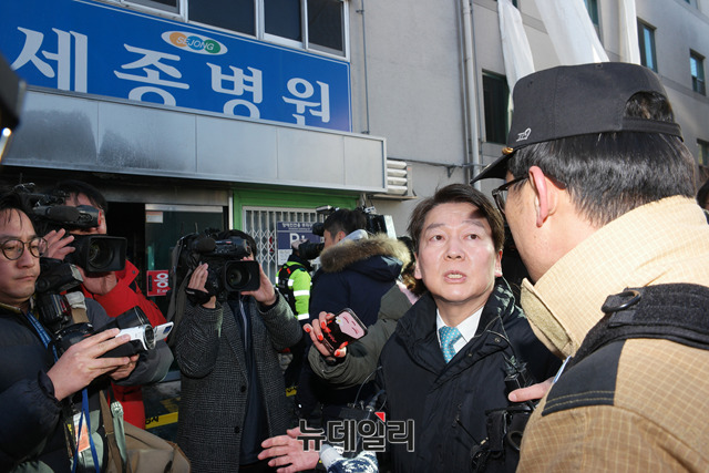 ▲ 국민의당 안철수 대표가 26일 오후 경남 밀양에 도착해 화재참사 현장인 세종병원 앞에서 소방관계자의 설명을 듣고 있다. ⓒ밀양(경남)=뉴데일리 이기륭 기자