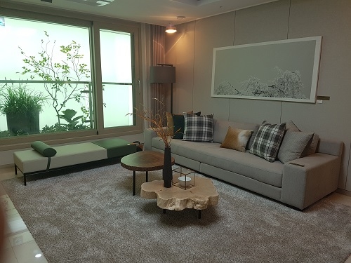 ▲ 푸르지오 써밋 전용 84㎡A 거실. =이보배 기자