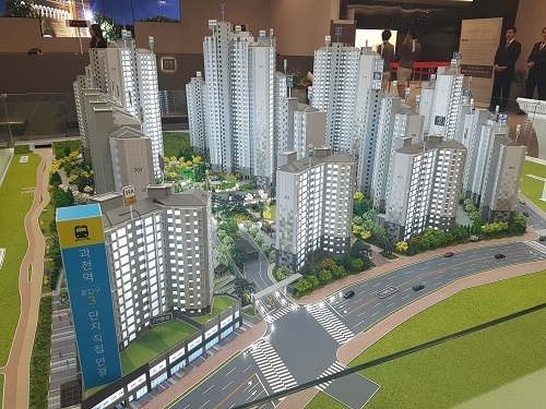 ▲ 푸르지오 써밋은 과천 재건축 단지 중 유일하게 과천역과 지하통로로 연결된다. 사진은 푸르지오 써밋 모형도. =이보배 기자