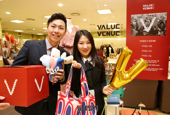 ▲ 현대백화점 미아점에서 진행되는 '가치공간 V 프로젝트' 에서 직원들이 다양한 행사상품과 체험 프로그램을 소개하고 있다. ⓒ현대백화점