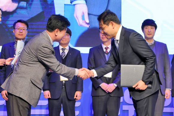 ▲ 현대자동차는 자유학기제 특화 진로교육 프로그램이 우수사례 공모전에서 부총리 겸 교육부 장관상을 받았다고 26일 밝혔다.ⓒ현대자동차