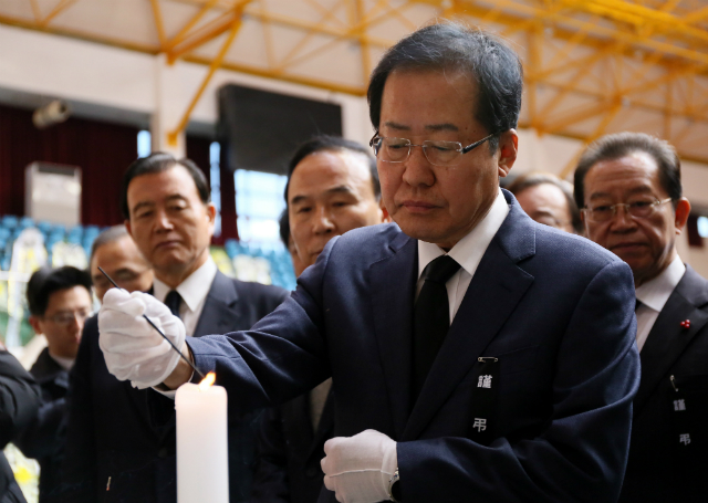 ▲ 자유한국당 홍준표 대표가 지난해 12월 25일 크리스마스날 제천 화재참사 합동분향소를 찾아, 분향하고 있다. 이 자리에서 홍준표 대표는 