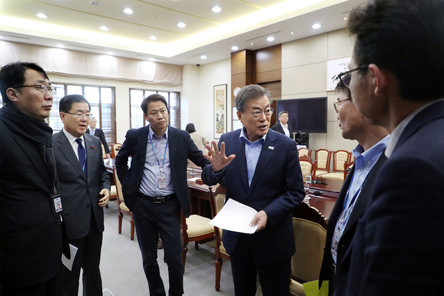 ▲ 문재인 대통령이 청와대 참모진과 밀양 화재 관련 긴급 수석보좌관회의를 하는 모습. ⓒ청와대 제공