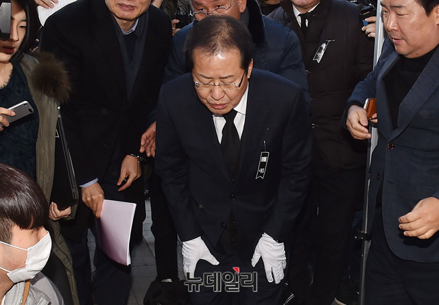 ▲ 자유한국당 홍준표 대표가 27일 오후 밀양화재참사 희생자 합동분향소가 마련된 밀양문화체육센터를 찾은 자리에서, 현장에서 자원봉사를 하고 있는 시민들을 향해 허리를 굽혀 감사인사를 하고 있다. ⓒ밀양(경남)=뉴데일리 이종현 기자