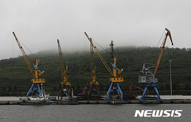 ▲ 북한 나선 특구의 항만에 있는 크레인. 북한이 최근 나선 특구에 투자한 미국인들을 쫓아냈다고 한다. ⓒ뉴시스. 무단전재 및 재배포 금지.