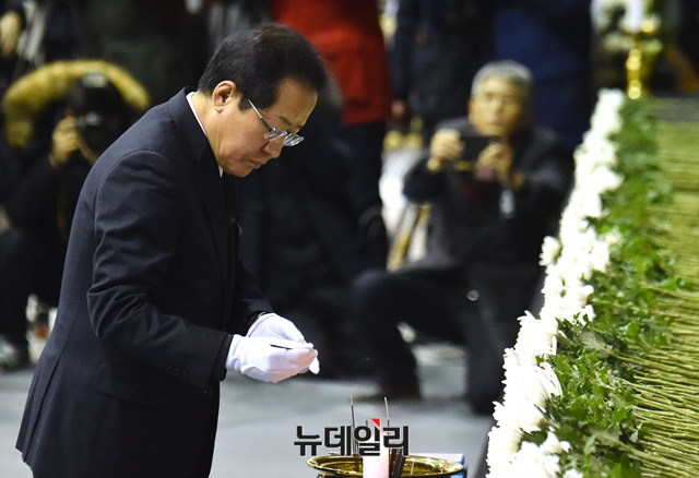 ▲ 자유한국당 홍준표 대표가 27일 오후 경남 밀양화재참사 희생자들의 합동분향소가 마련된 밀양문화체육센터를 찾아 분향하고 있다. ⓒ밀양(경남)=뉴데일리 이종현 기자