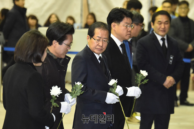 ▲ 자유한국당 홍준표 대표가 27일 오후 경남 밀양화재참사 희생자들의 합동분향소가 마련된 밀양문화체육센터를 찾아 의원들과 함께 헌화하고 있다. ⓒ밀양(경남)=뉴데일리 이종현 기자