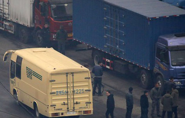 ▲ 中단둥 세관을 통과하는 북한 택배차량. 최근 김정은 정권이 무역기관들에게 중국 영업을 중단하고 철수하라는 지시를 내렸다고 한다. ⓒ연합뉴스. 무단전재 및 재배포 금지.