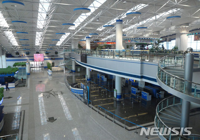 ▲ 원산 갈마 공항 청사 내부의 모습. 정기노선이 없어 이처럼 늘 텅 비어 있다. ⓒ뉴시스. 무단전재 및 재배포 금지.