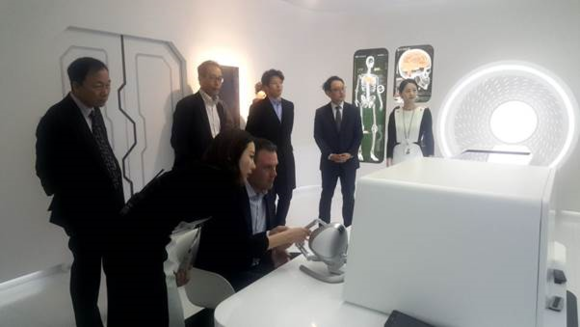 ▲ 티움을 체험하고 있는 에자드 오버빅(Edzard Overbeek) 히어 CEO ⓒ SKT